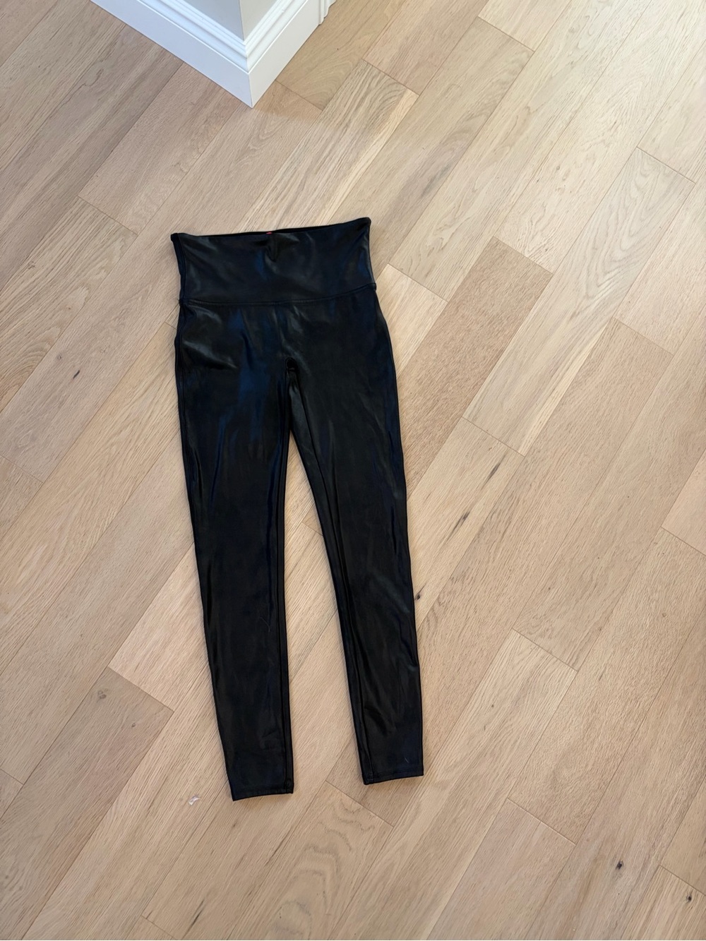 SPANX Black Woman’s High-Waist Shine Leggings